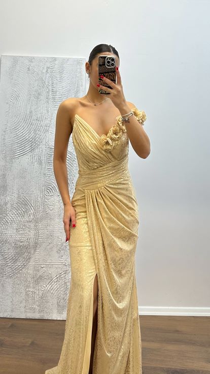 Vestido de noche con detalle de flores doradas