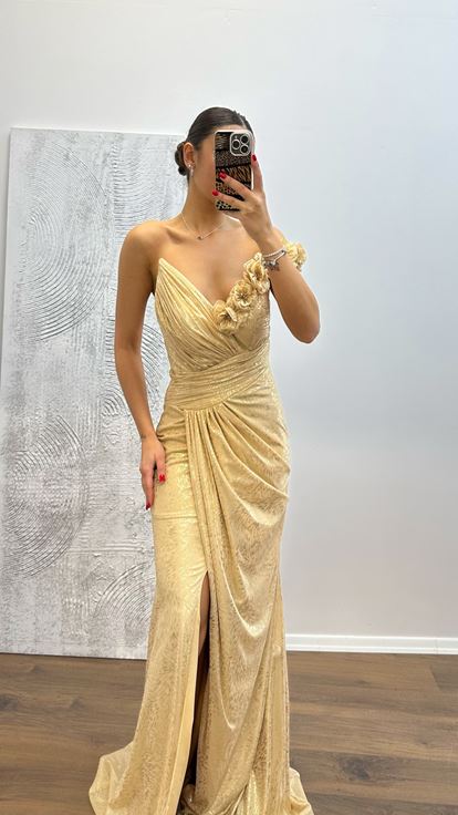 Vestido de noche con detalle de flores doradas