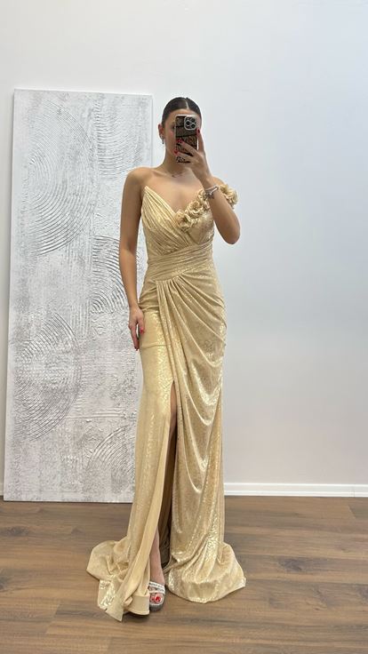 Vestido de noche con detalle de flores doradas