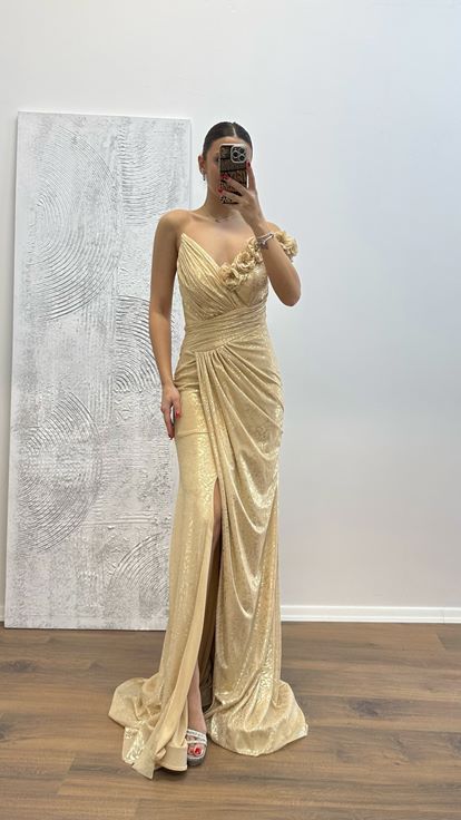 Vestido de noche con detalle de flores doradas