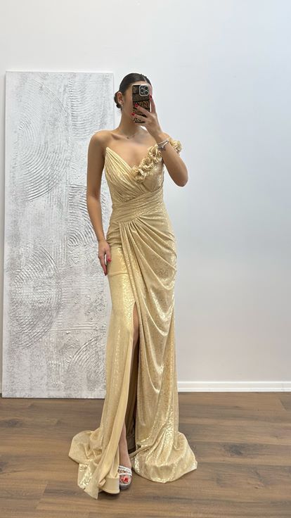 Vestido de noche con detalle de flores doradas