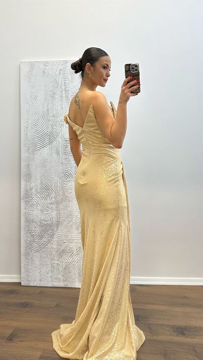 Vestido de noche con detalle de flores doradas