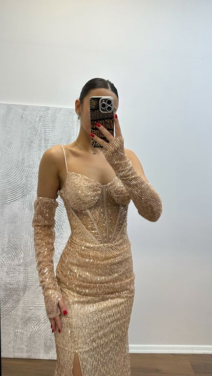 Vestido de noche con lentejuelas y detalles transparentes dorados