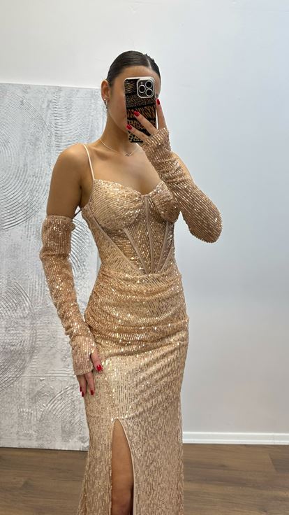 Vestido de noche con lentejuelas y detalles transparentes dorados