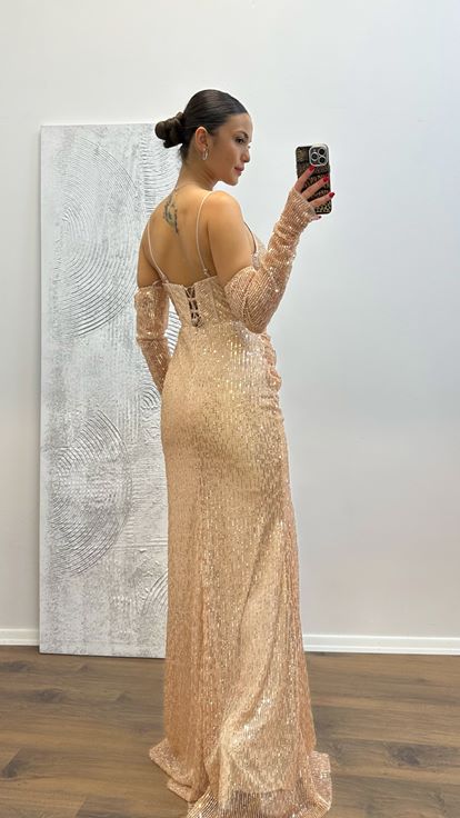 Vestido de noche con lentejuelas y detalles transparentes dorados