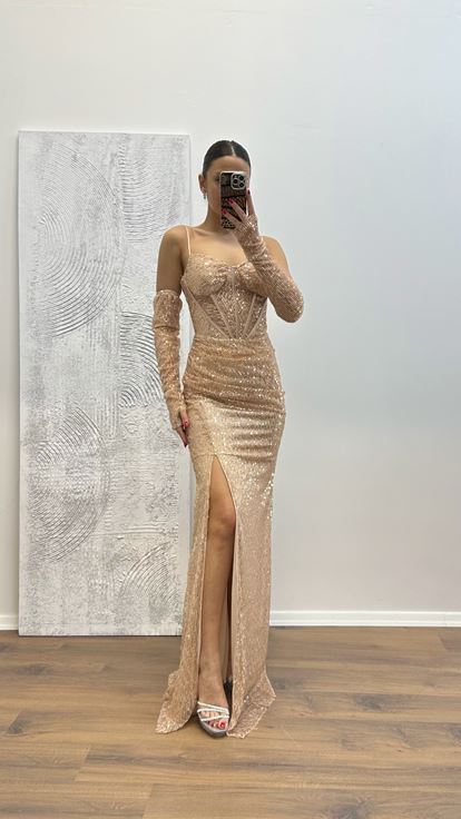 Vestido de noche con lentejuelas y detalles transparentes dorados