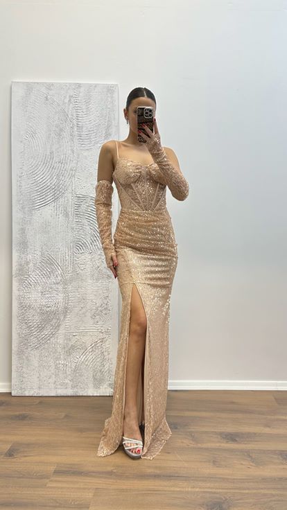 Vestido de noche con lentejuelas y detalles transparentes dorados