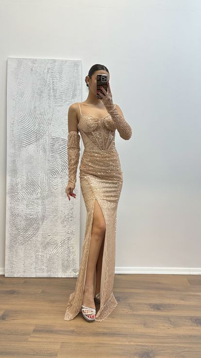 Vestido de noche con lentejuelas y detalles transparentes dorados