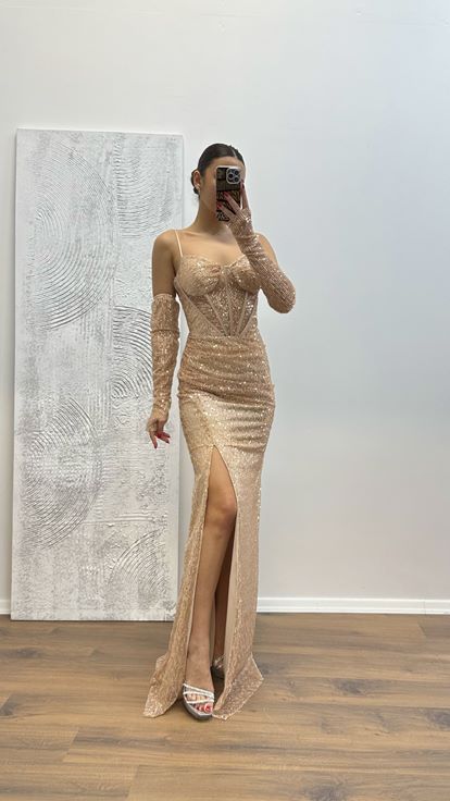 Vestido de noche con lentejuelas y detalles transparentes dorados