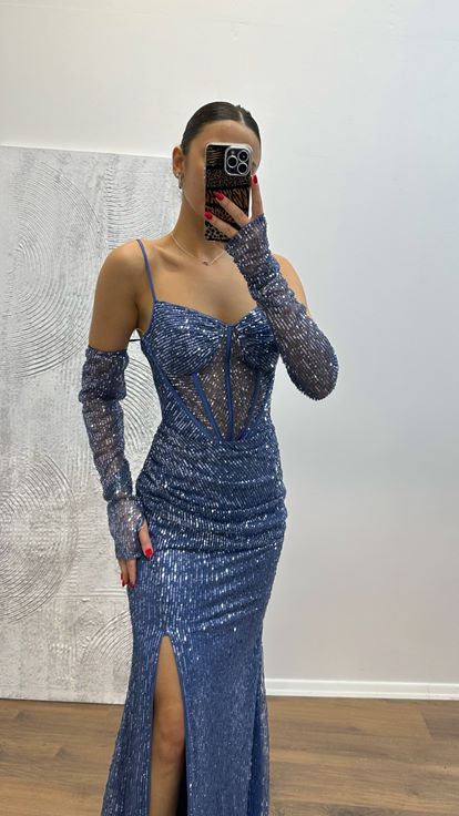 Vestido de noche con lentejuelas y detalles transparentes índigo