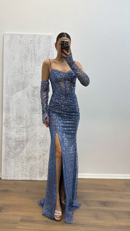Vestido de noche con lentejuelas y detalles transparentes índigo
