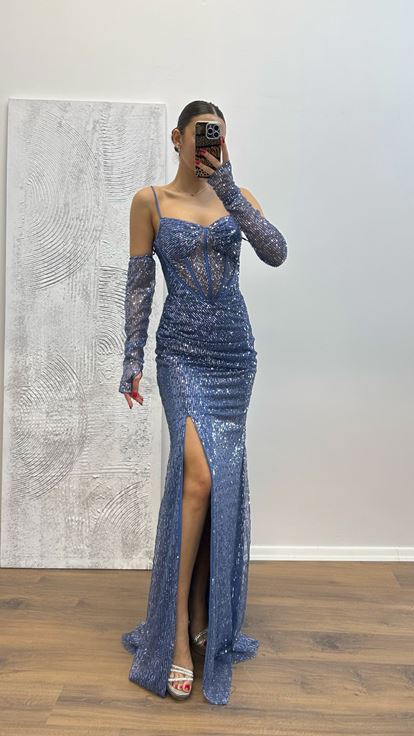 Vestido de noche con lentejuelas y detalles transparentes índigo