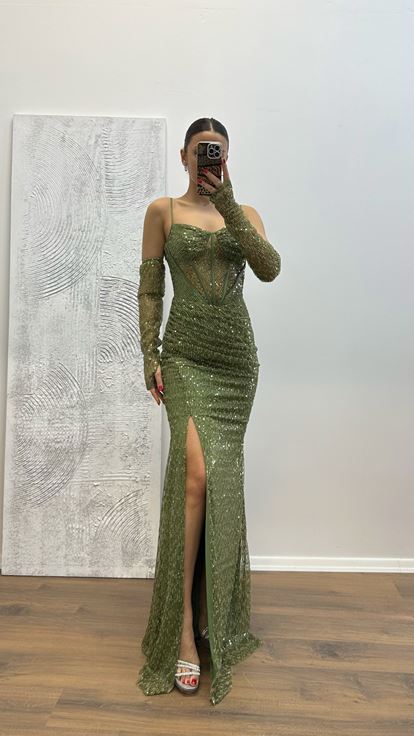 Vestido de noche con lentejuelas y detalles transparentes de color caqui