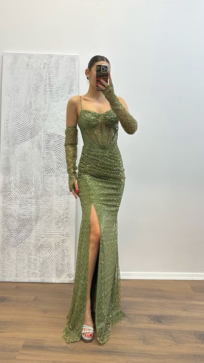 Vestido de noche con lentejuelas y detalles transparentes de color caqui