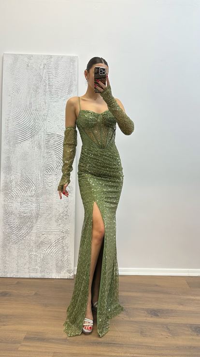 Vestido de noche con lentejuelas y detalles transparentes de color caqui