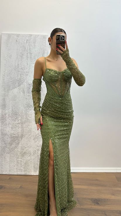 Vestido de noche con lentejuelas y detalles transparentes de color caqui