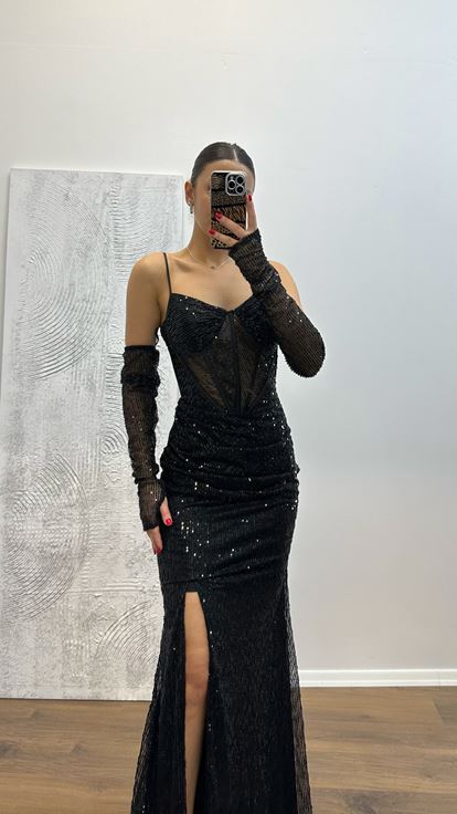 Vestido de noche negro transparente con lentejuelas detalladas