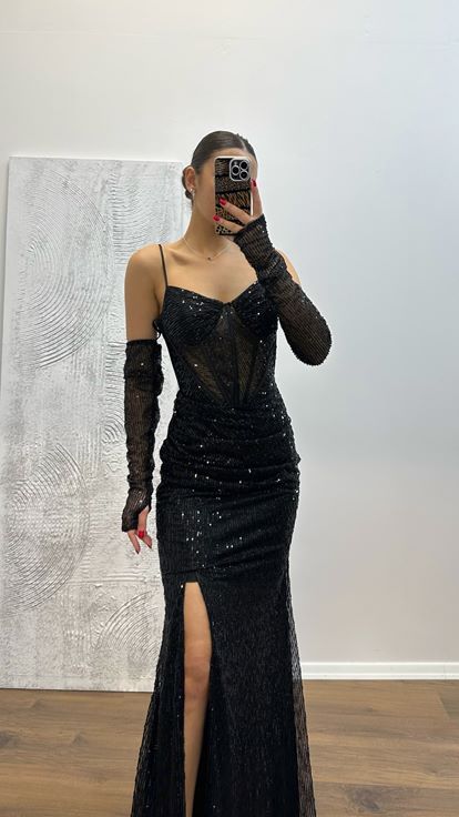Vestido de noche negro transparente con lentejuelas detalladas
