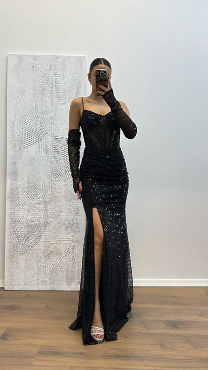 Vestido de noche negro transparente con lentejuelas detalladas