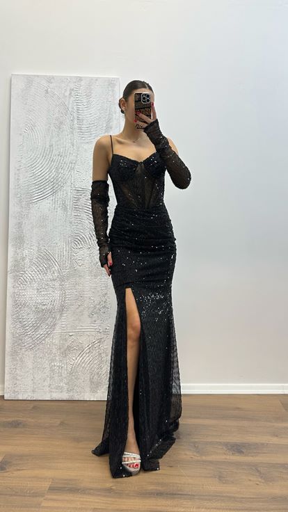 Vestido de noche negro transparente con lentejuelas detalladas