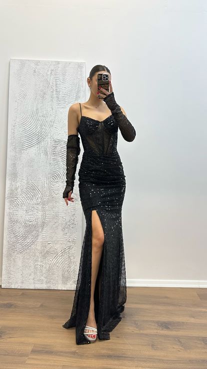 Vestido de noche negro transparente con lentejuelas detalladas