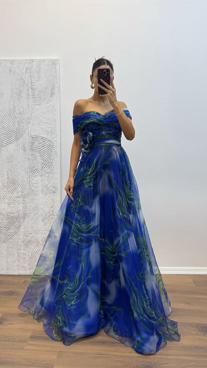 فستان سهرة من التول برقبة قارب من ساكس