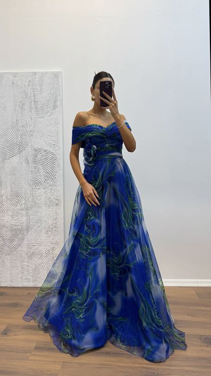 فستان سهرة من التول برقبة قارب من ساكس