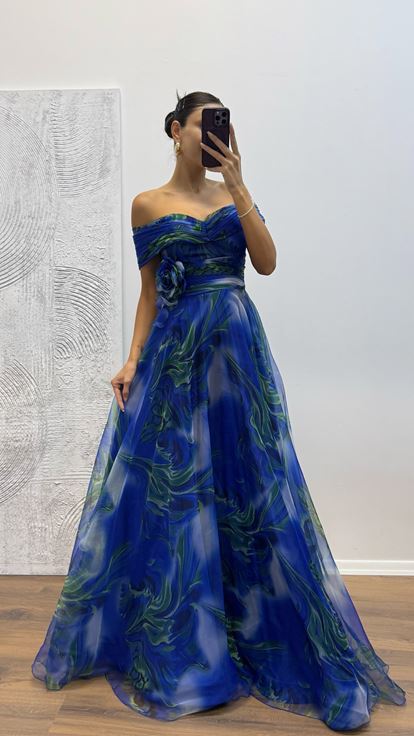 فستان سهرة من التول برقبة قارب من ساكس