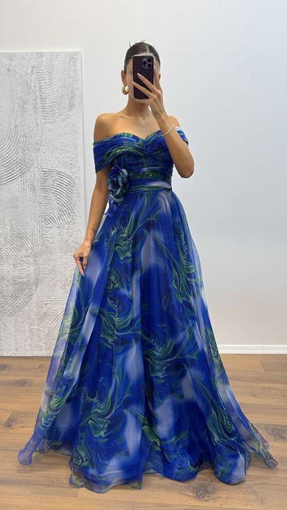 فستان سهرة من التول برقبة قارب من ساكس