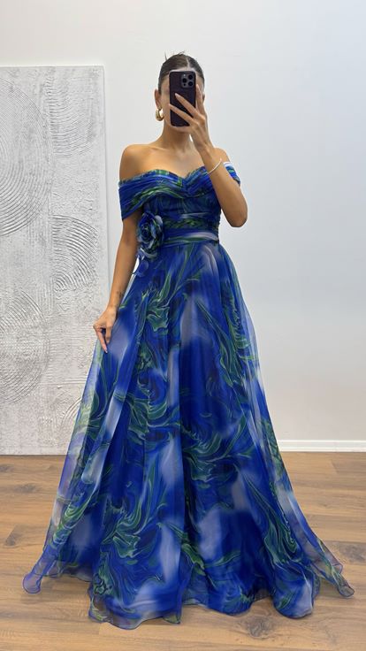 فستان سهرة من التول برقبة قارب من ساكس