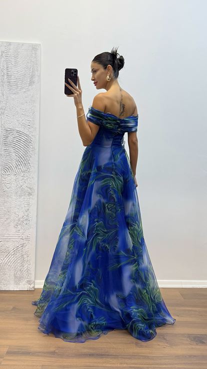 فستان سهرة من التول برقبة قارب من ساكس