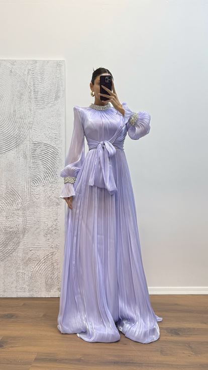 Abito da sera con dettagli ricamati su maniche e collo lilla