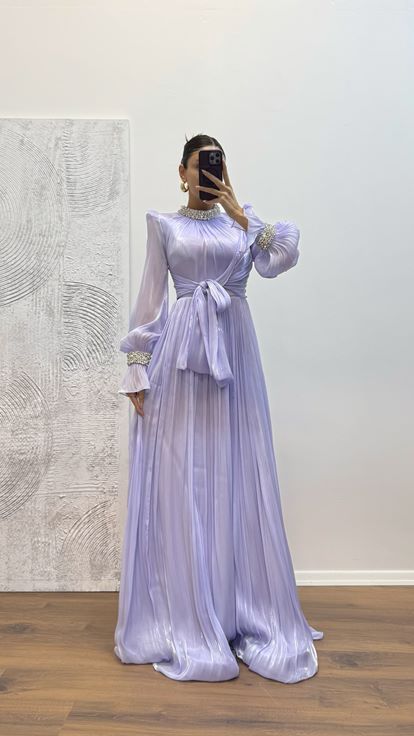 Abito da sera con dettagli ricamati su maniche e collo lilla