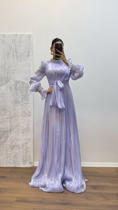 Abito da sera con dettagli ricamati su maniche e collo lilla