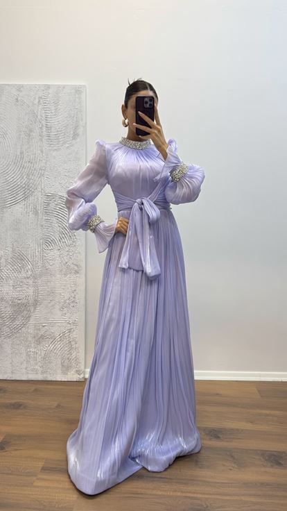 Abito da sera con dettagli ricamati su maniche e collo lilla