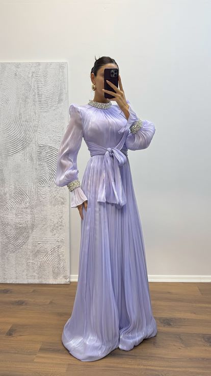 Abito da sera con dettagli ricamati su maniche e collo lilla