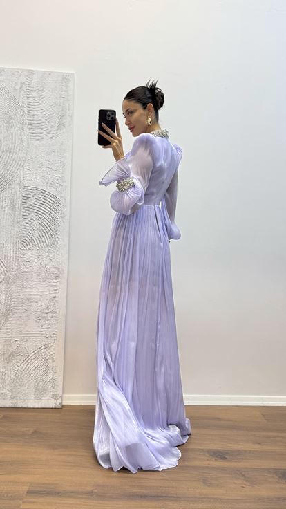 Abito da sera con dettagli ricamati su maniche e collo lilla