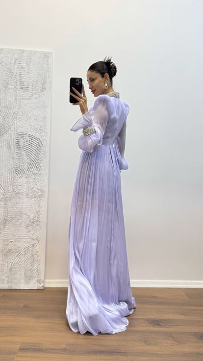 Abito da sera con dettagli ricamati su maniche e collo lilla