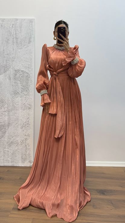 Abito da sera con dettagli ricamati su maniche a buccia di cipolla e collo