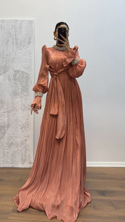 Abito da sera con dettagli ricamati su maniche a buccia di cipolla e collo