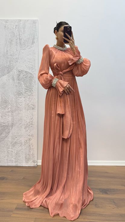 Abito da sera con dettagli ricamati su maniche a buccia di cipolla e collo