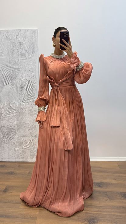 Abito da sera con dettagli ricamati su maniche a buccia di cipolla e collo