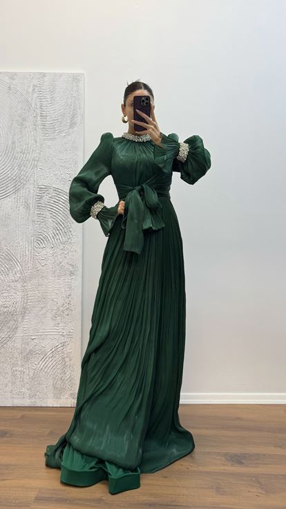 Abito da sera con dettagli ricamati su maniche e collo color smeraldo