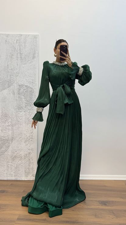 Abito da sera con dettagli ricamati su maniche e collo color smeraldo