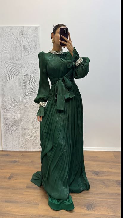 Abito da sera con dettagli ricamati su maniche e collo color smeraldo
