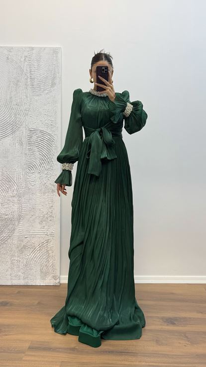 Abito da sera con dettagli ricamati su maniche e collo color smeraldo