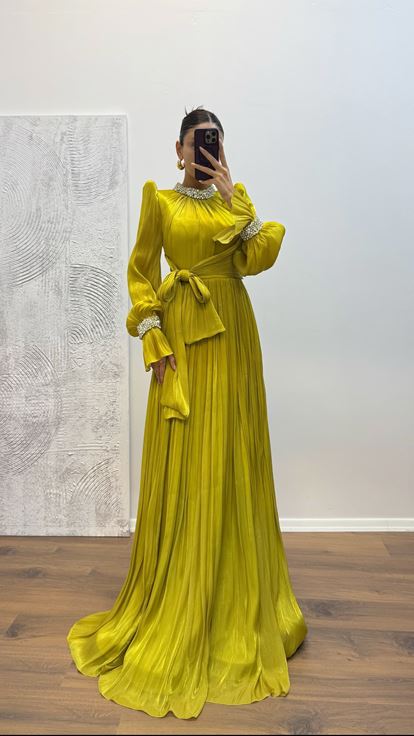 Abito da sera con dettagli ricamati su maniche e collo verde mela