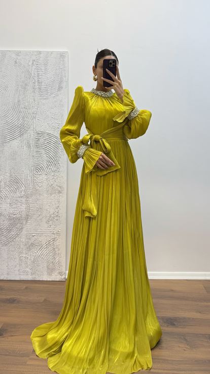 Abito da sera con dettagli ricamati su maniche e collo verde mela