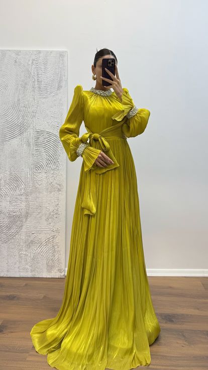 Abito da sera con dettagli ricamati su maniche e collo verde mela