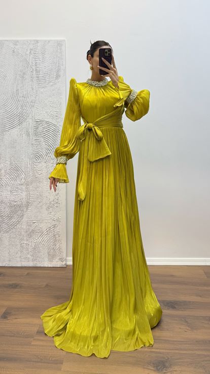 Abito da sera con dettagli ricamati su maniche e collo verde mela